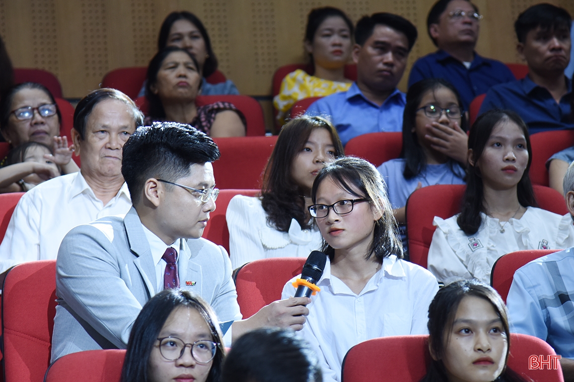 Hà Tĩnh phát động ủng hộ Quỹ “Hỗ trợ học sinh đạt điểm cao, hoàn cảnh đặc biệt khó khăn vào học đại học”