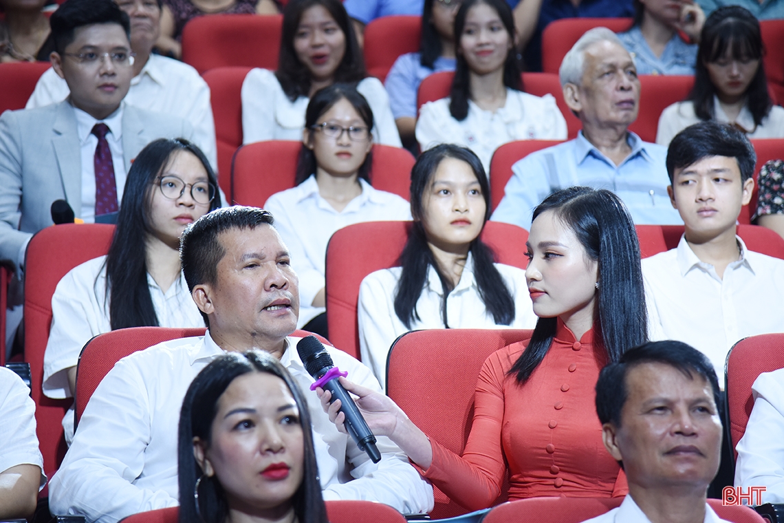 Hà Tĩnh phát động ủng hộ Quỹ “Hỗ trợ học sinh đạt điểm cao, hoàn cảnh đặc biệt khó khăn vào học đại học”
