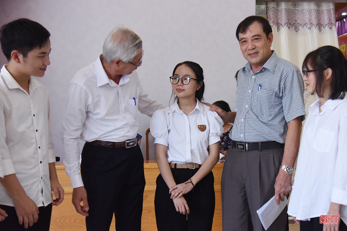Cuộc hội ngộ của học sinh Hà Tĩnh gặp hoàn cảnh khó khăn đậu điểm cao vào đại học: Ấm áp ân tình, lan tỏa niềm vui!