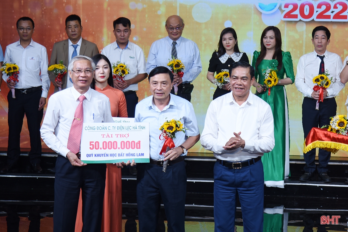 Hà Tĩnh phát động ủng hộ Quỹ “Hỗ trợ học sinh đạt điểm cao, hoàn cảnh đặc biệt khó khăn vào học đại học”
