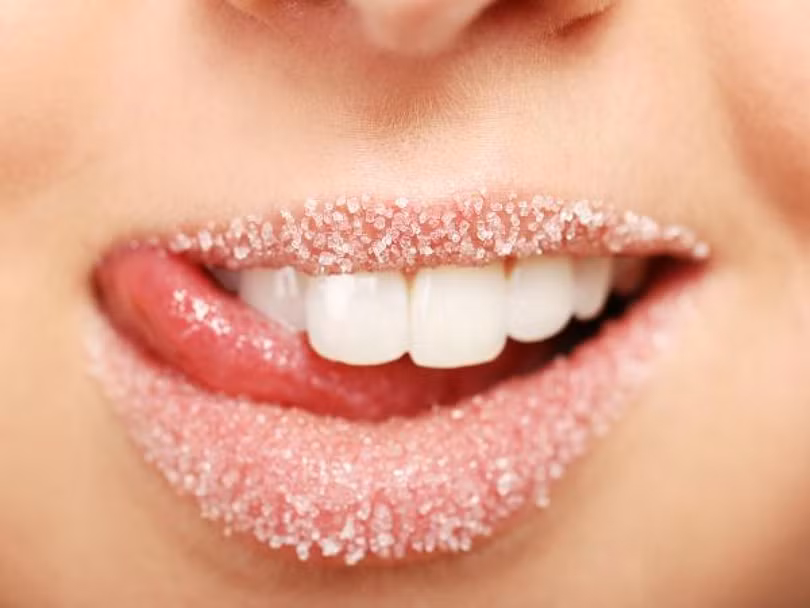 Mẹo giúp bạn có đôi môi hồng căng bóng tự nhiên