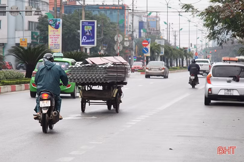 Hiểm họa từ xe tự chế chở tôn, sắt thép ở Hà Tĩnh