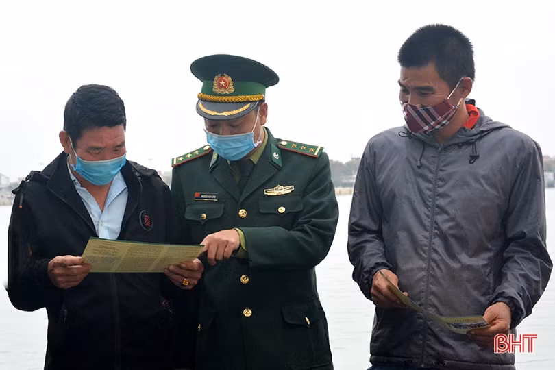 Người lính quân hàm xanh Hà Tĩnh giúp ngư dân vững vàng nơi đầu sóng