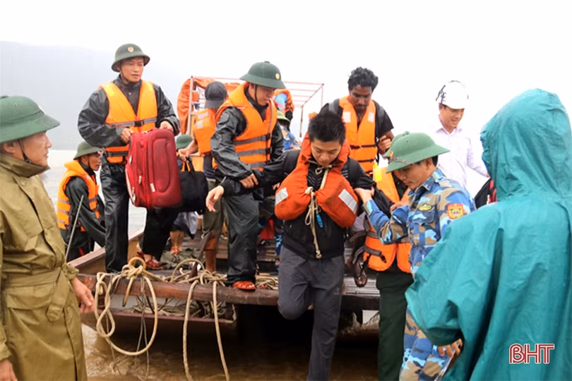 Người lính quân hàm xanh Hà Tĩnh giúp ngư dân vững vàng nơi đầu sóng