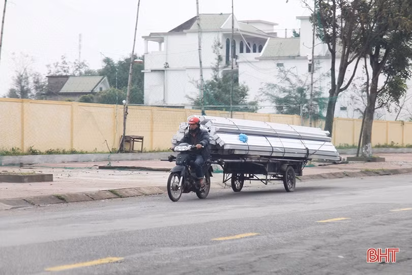 Hiểm họa từ xe tự chế chở tôn, sắt thép ở Hà Tĩnh