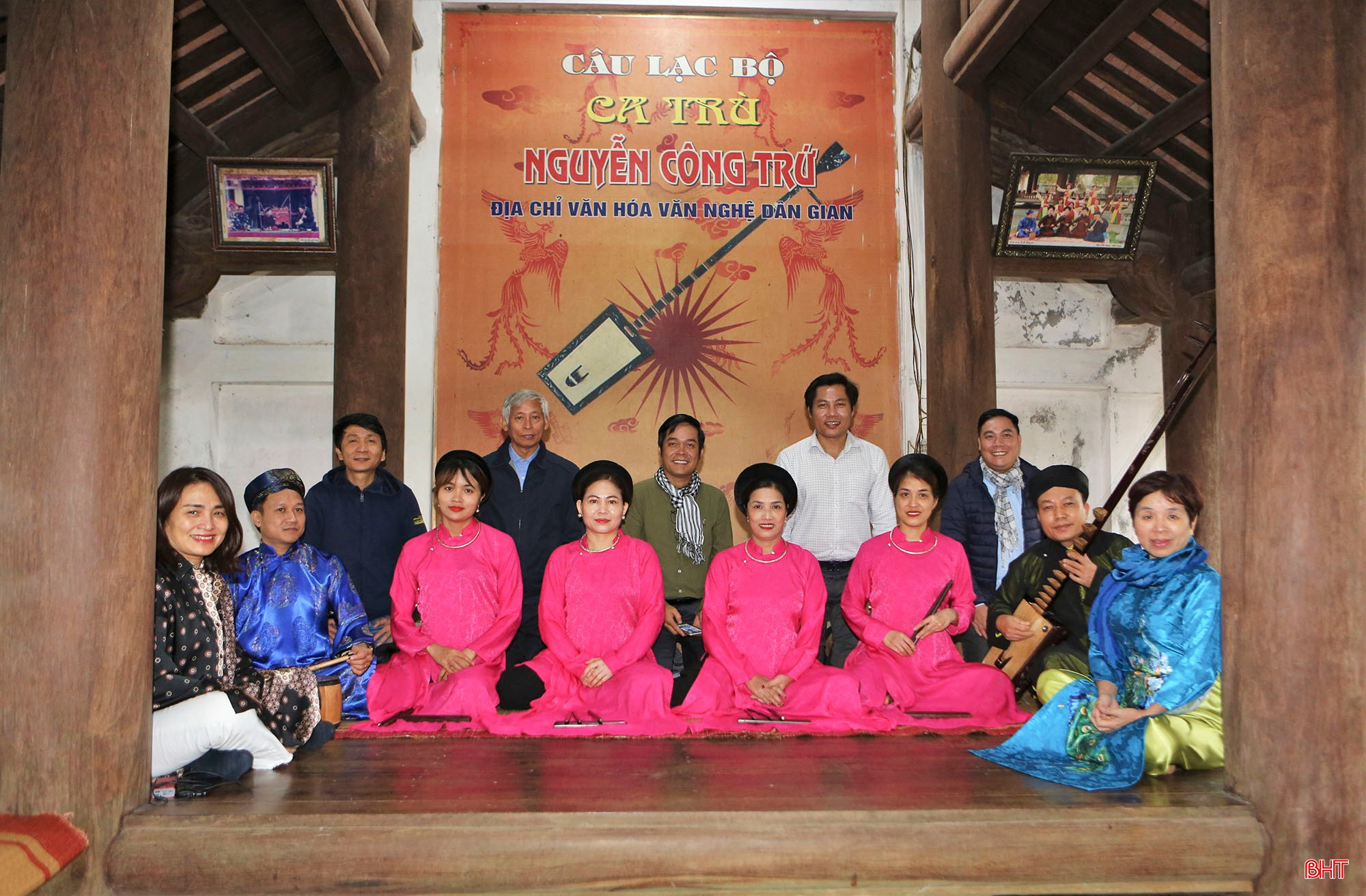 bqbht_br_doan-khao-sat-du-lich-gom-nhieu-nha-nghien-cuu-den-tu-tp-ho-chi-minh-chup-anh-luu-niem-cung-clb-ca-tru-nguyen-cong-tru.jpg