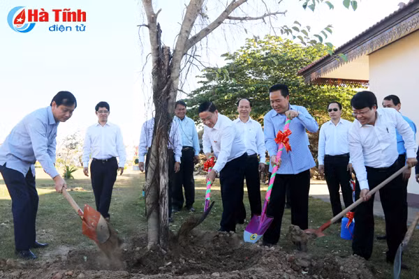 dong tam dong suc vun dap moi quan he hop tac ha tinh bolykhamxay