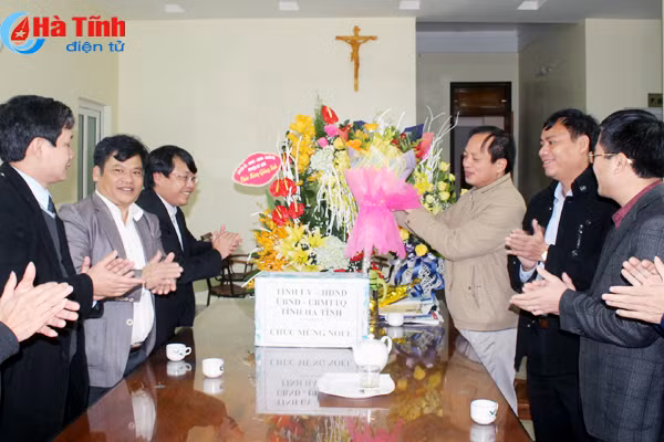 lanh dao tinh chuc mung giang sinh o cac dia phuong