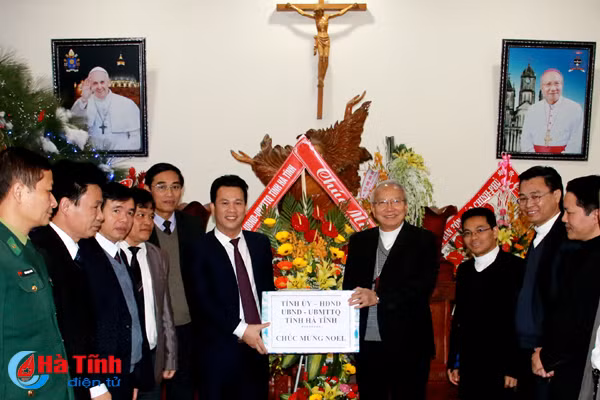 chu tich ubnd tinh chuc mung toa giam muc giao phan vinh