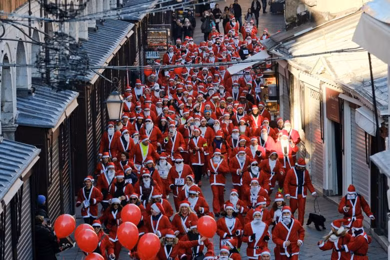ong gia noel hien dien khap noi tren the gioi