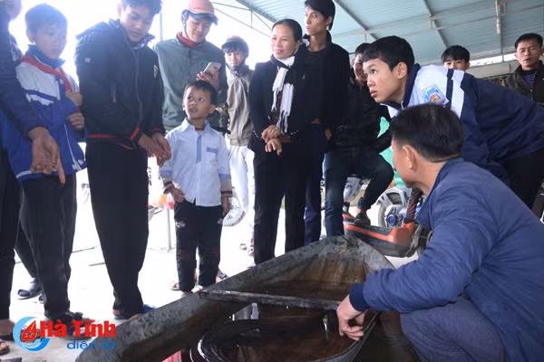 video nguoi dan gop tien mua ca chinh khung ve tha lai song