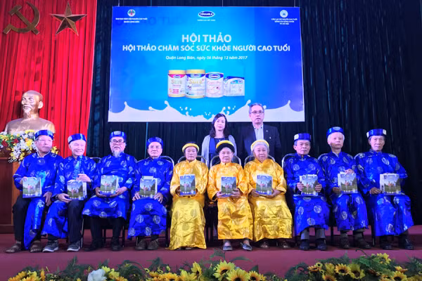 vinamilk tiep tuc dong hanh cham soc suc khoe cho nguoi cao tuoi ca nuoc