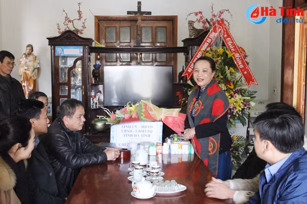 lanh dao tinh chuc mung giang sinh o cac dia phuong