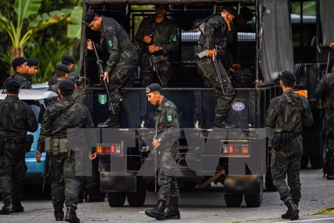canh sat malaysia bat giu them hang chuc nghi can khung bo
