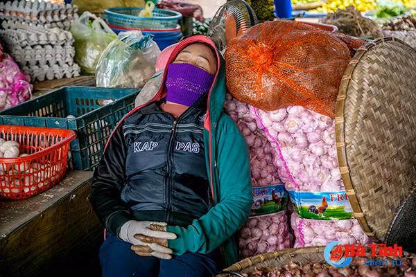 photo nhung nguoi quanh nam khong mot bua sang thu tha