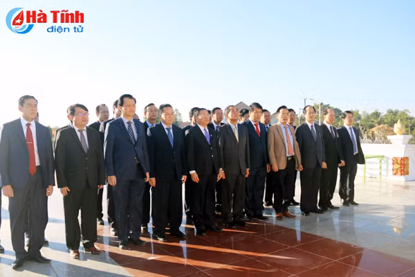 ha tinh luon vun dap moi quan he tot dep voi cac tinh nuoc ban lao