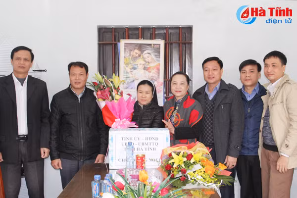 lanh dao tinh chuc mung giang sinh o cac dia phuong