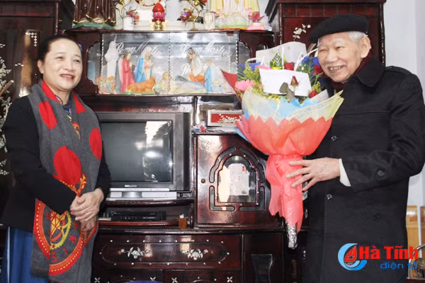 lanh dao tinh chuc mung giang sinh o cac dia phuong