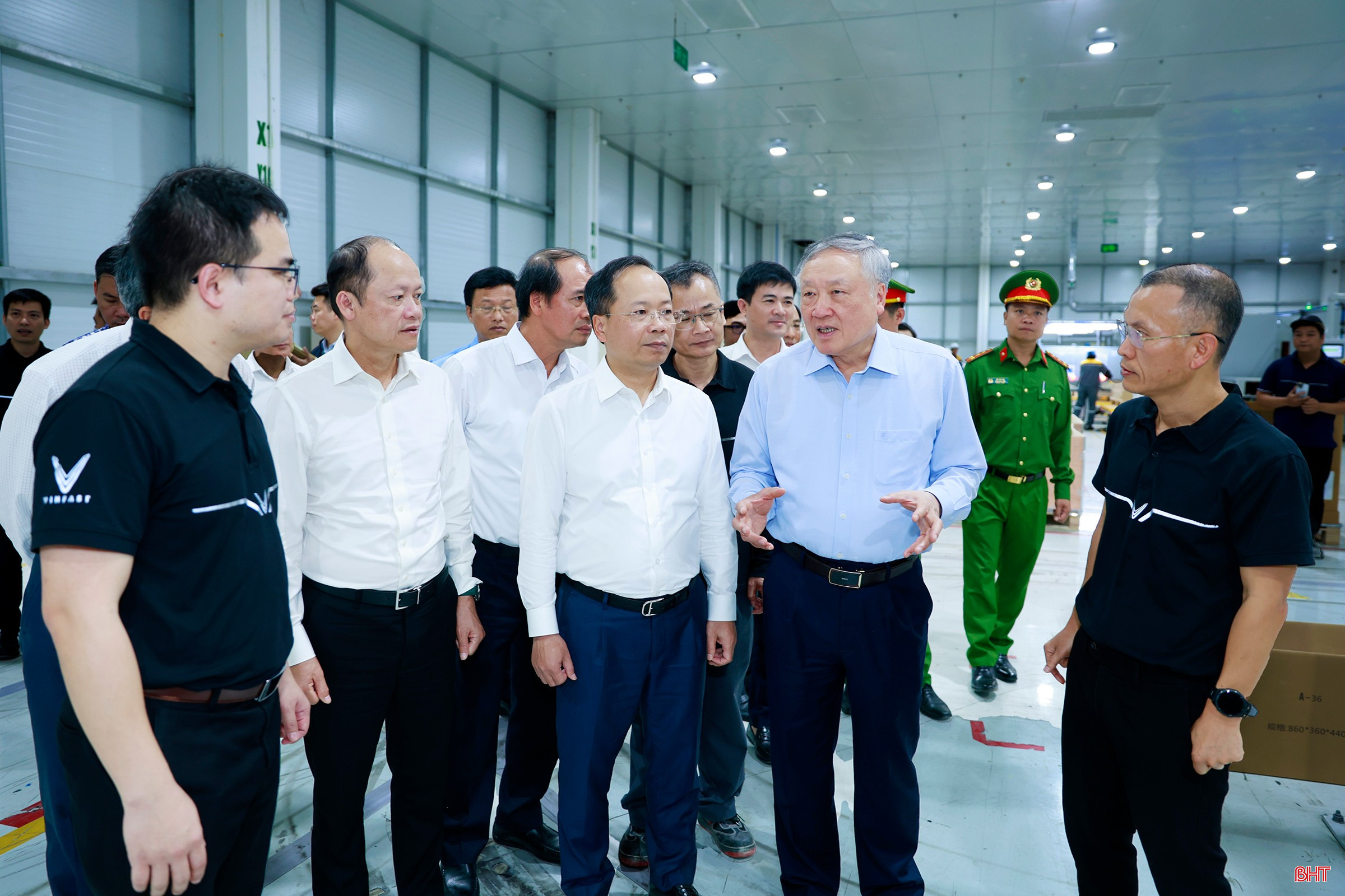 Phó Thủ tướng Thường trực Chính phủ Nguyễn Hoà Bình và đoàn công tác thăm Nhà máy Sản xuất Pin VinES.