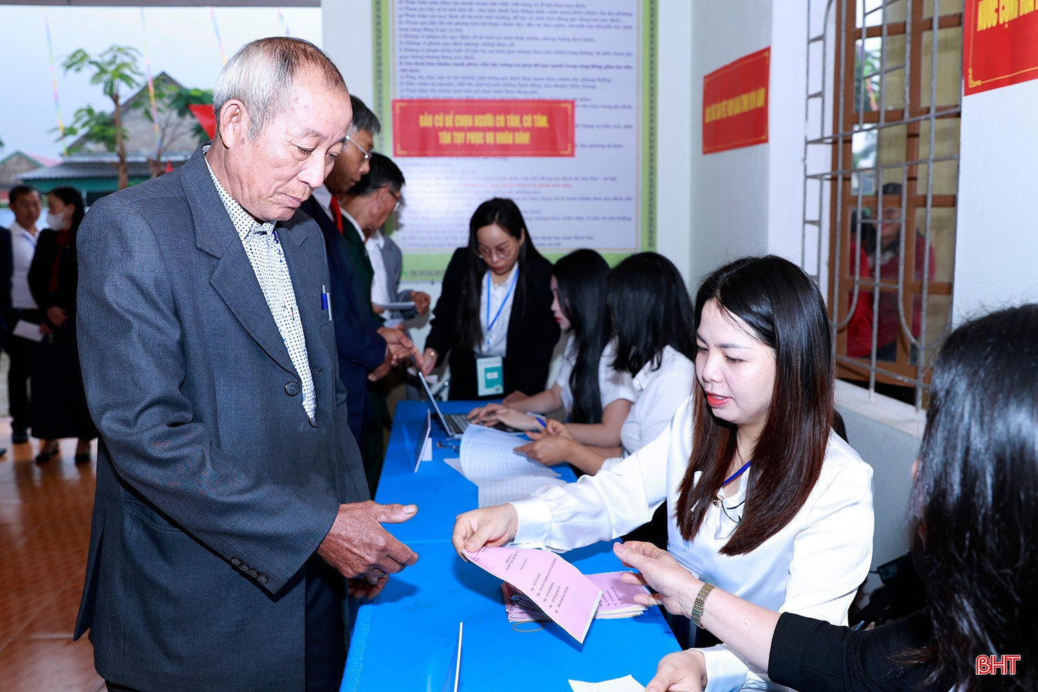 Tại TDP Tân Phúc Thành 1 (phường Sông Trí), 656 cử tri đã tham gia bỏ phiếu. Theo thống kê, toàn phường Sông Trí có 23.065 cử tri, trong đó 288 cử tri tham gia bầu cử 2 cấp và 22.777 cử tri bầu cử 3 cấp, được bố trí tại 27 khu vực bỏ phiếu trên địa bàn.