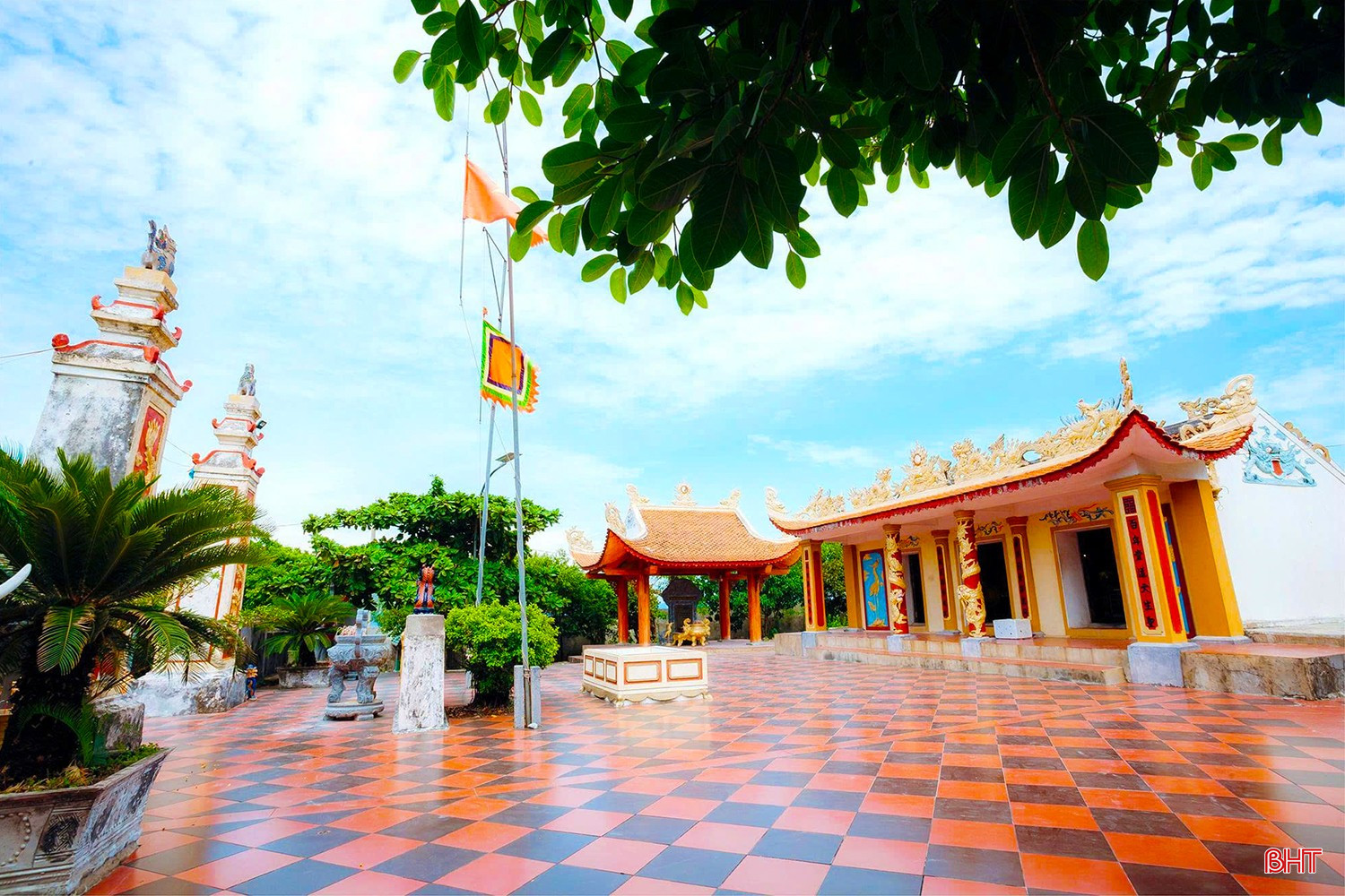 Công tác chỉnh trang khuôn viên di tích, vệ sinh môi trường, bố trí không gian hành lễ… đang được triển khai đồng bộ