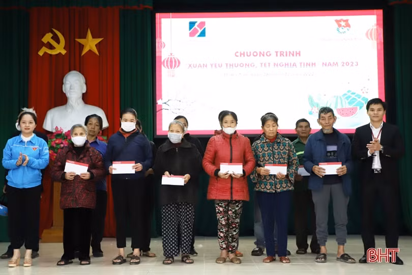 Agribank Hà Tĩnh II trao 120 suất quà tết cho người dân khó khăn 