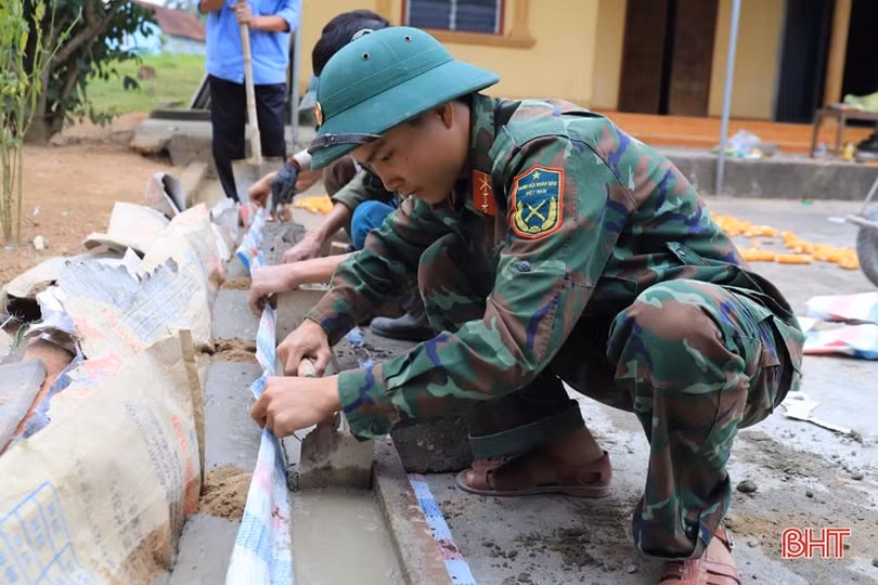 Hành quân dã ngoại giúp dân làm nông thôn mới ở Hương Sơn