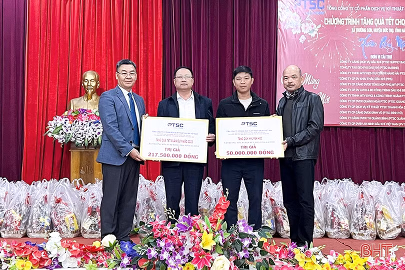 Hàng trăm suất quà tết đến với người nghèo Hà Tĩnh