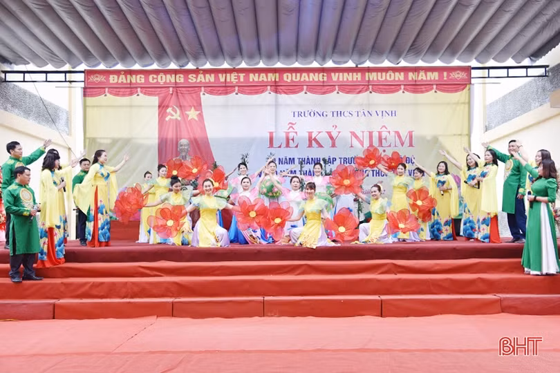 Kỷ niệm 50 năm thành lập Trường cấp II Hộ Độ và 20 năm Trường THCS Tân Vịnh