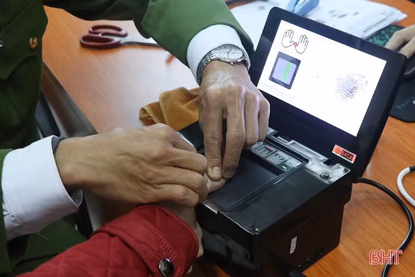 Người dân Hà Tĩnh cần biết điều gì khi sổ hộ khẩu giấy sắp “khai tử”?