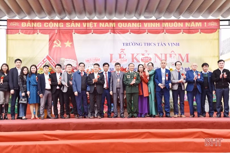 Kỷ niệm 50 năm thành lập Trường cấp II Hộ Độ và 20 năm Trường THCS Tân Vịnh