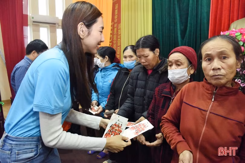 Các hoa hậu, á hậu tiếp tục trao quà tết cho người nghèo Hà Tĩnh