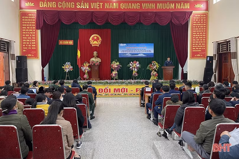 Tuyên truyền về biển, đảo và trao quà tết cho ngư dân nghèo ở Nghi Xuân