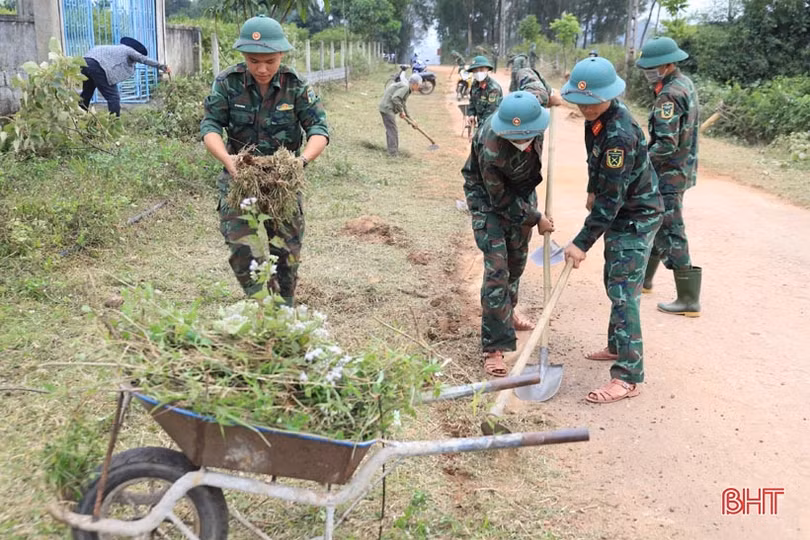 Hành quân dã ngoại giúp dân làm nông thôn mới ở Hương Sơn