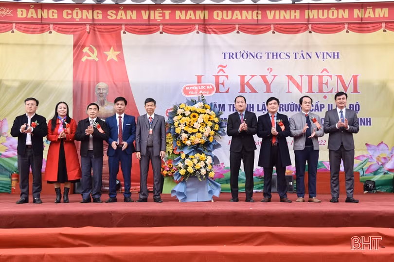 Kỷ niệm 50 năm thành lập Trường cấp II Hộ Độ và 20 năm Trường THCS Tân Vịnh
