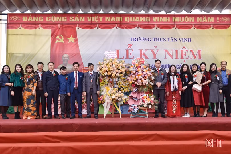 Kỷ niệm 50 năm thành lập Trường cấp II Hộ Độ và 20 năm Trường THCS Tân Vịnh