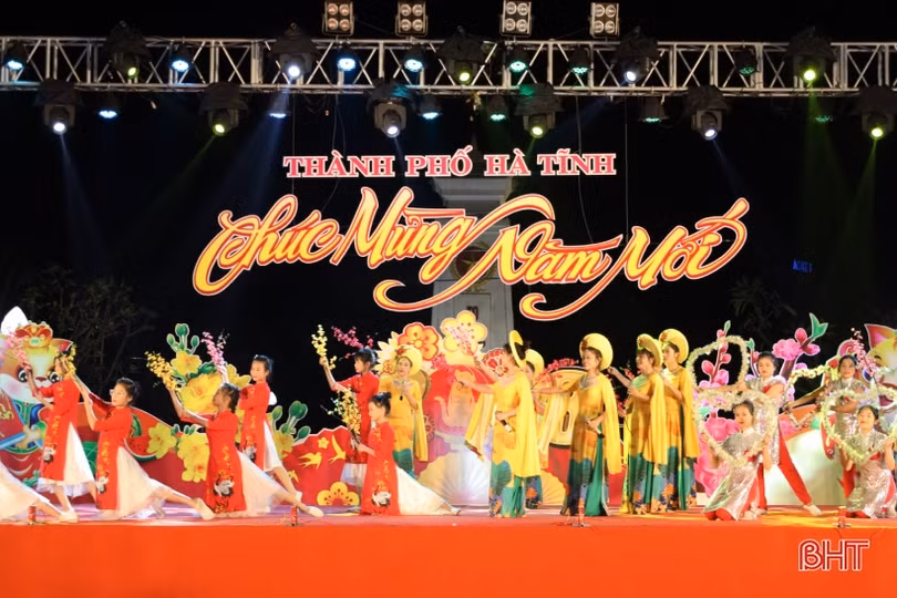 Vui tươi chương trình nghệ thuật “Chào năm mới 2023” ở TP Hà Tĩnh