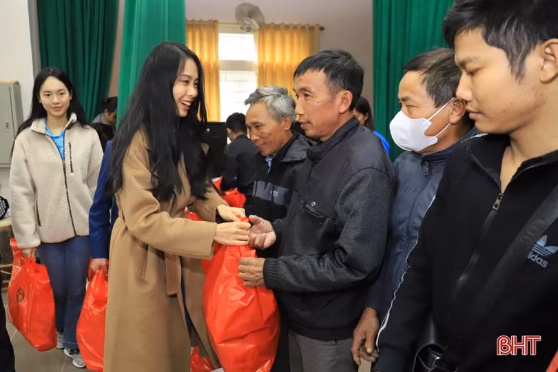 Các hoa hậu, á hậu tiếp tục trao quà tết cho người nghèo Hà Tĩnh