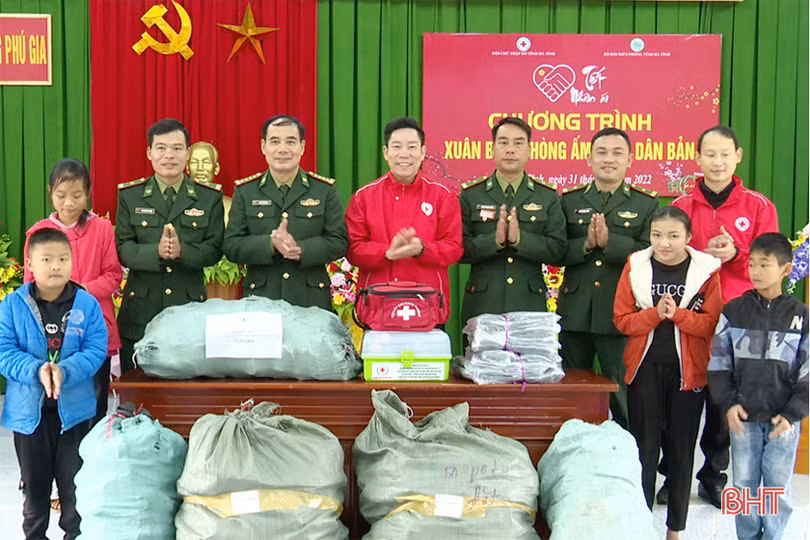 Chương trình “Xuân biên phòng ấm lòng dân bản” tặng quà cho người dân biên giới