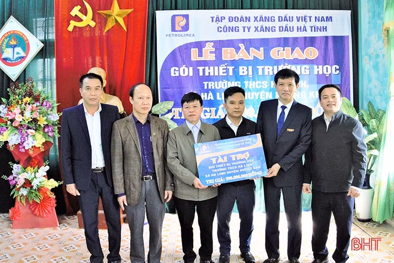 Hỗ trợ Trường THCS Hà Linh gói thiết bị trị giá 300 triệu đồng