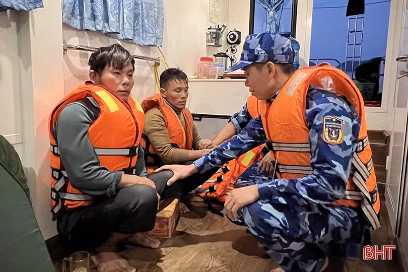 Ứng cứu kịp thời 2 thuyền viên bị chìm tàu trên biển