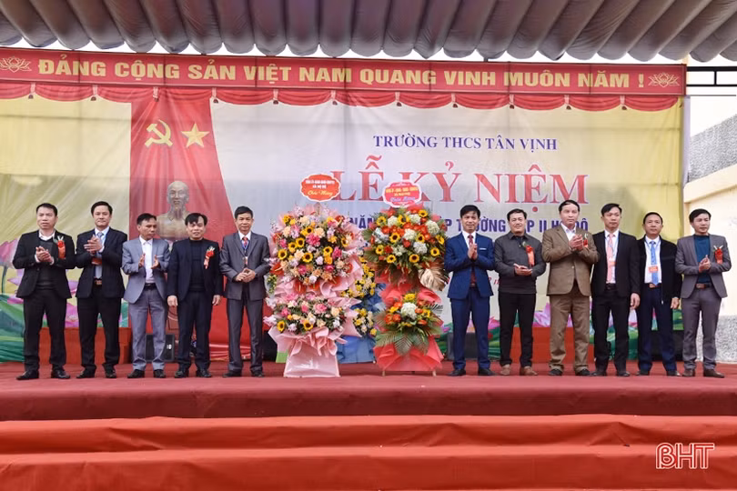 Kỷ niệm 50 năm thành lập Trường cấp II Hộ Độ và 20 năm Trường THCS Tân Vịnh