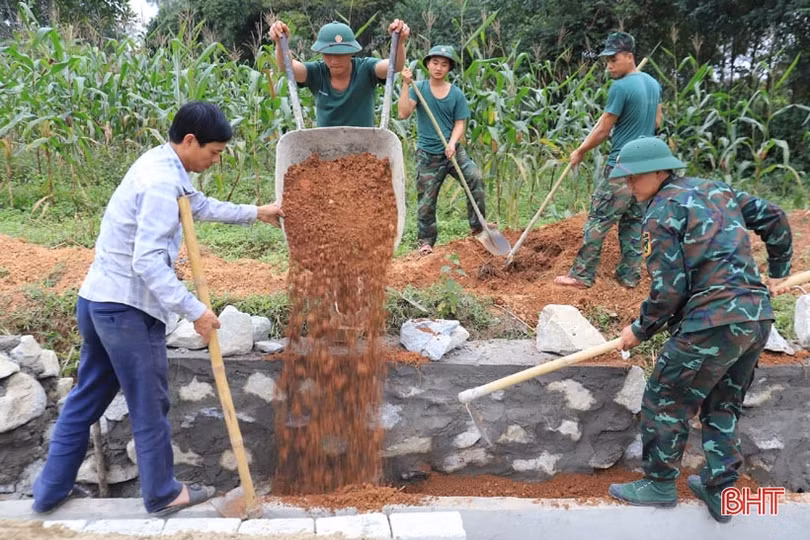 Hành quân dã ngoại giúp dân làm nông thôn mới ở Hương Sơn