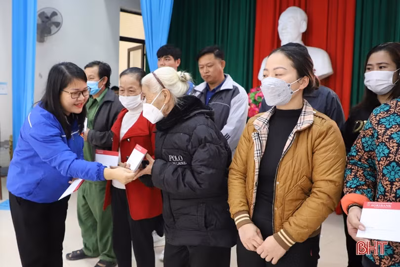 Agribank Hà Tĩnh II trao 120 suất quà tết cho người dân khó khăn 