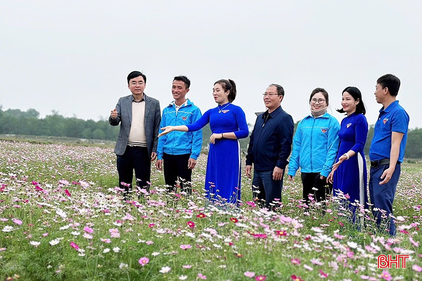 Anh Nguyễn Đình Kỷ (thứ hai từ trái sang) xây dựng mô hình du lịch trải nghiệm thu hút nhiều người dân đến tham quan