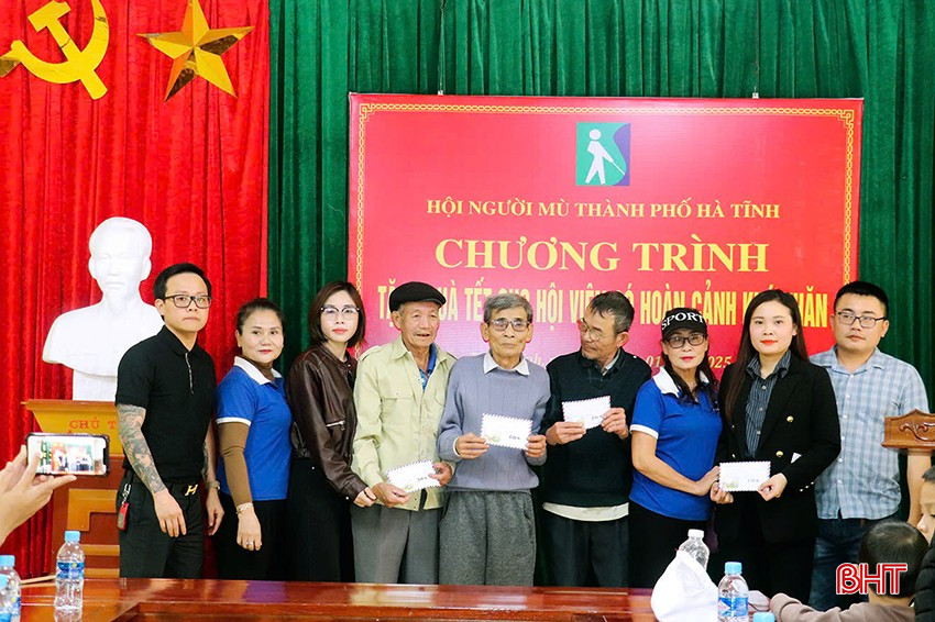 Hội Người mù TP Hà Tĩnh trao tặng quà Tết cho các hội viên có hoàn cảnh khó khăn.