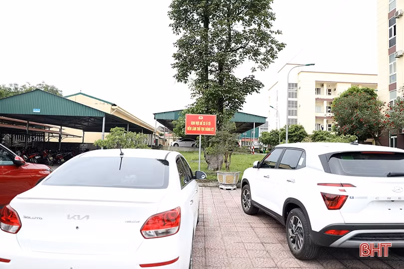Người dân Hà Tĩnh phấn khởi làm thủ tục đăng ký, nhận biển số ôtô, xe máy ở công an cấp huyện, cấp xã