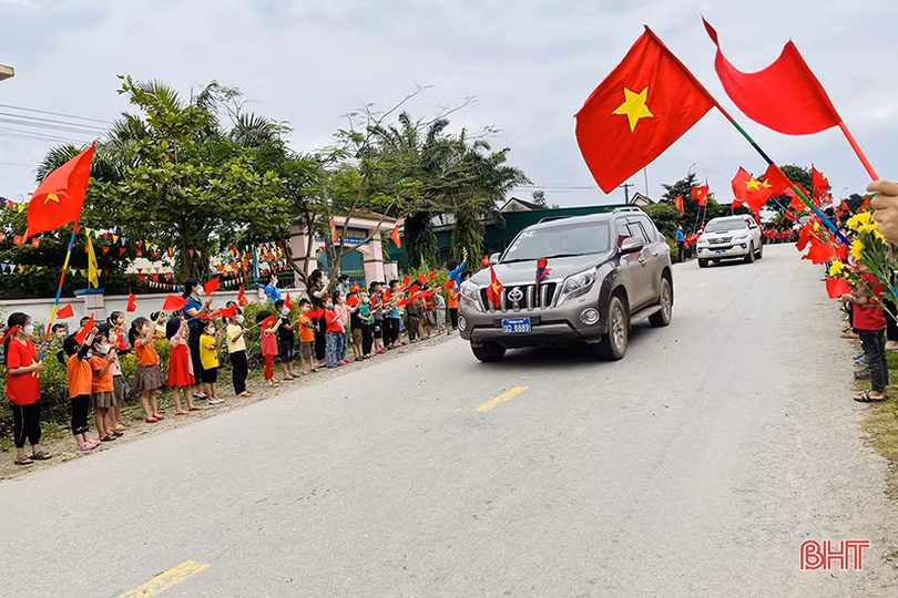Xúc động hàng nghìn học sinh Hà Tĩnh chào đón các anh về với đất mẹ”