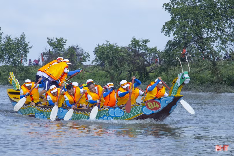 Các địa phương Hà Tĩnh sôi nổi lễ hội đua thuyền, các trò chơi dân gian mừng Tết Độc lập