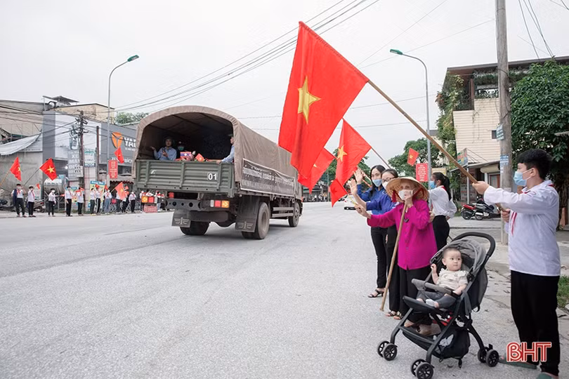 Xúc động hàng nghìn học sinh Hà Tĩnh chào đón các anh về với đất mẹ”